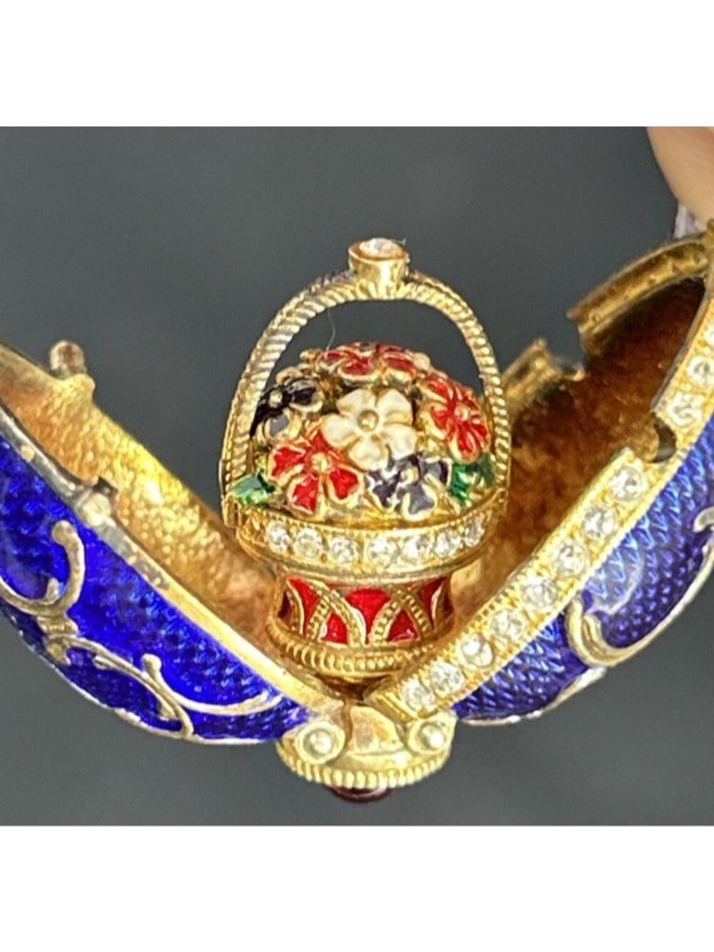 Joan Rivers Egg Necklace Spring Bouquet Egg Locket Opens Enamel Fabrerge 22"